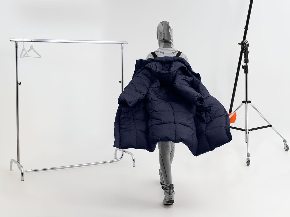 Пуховик унисекс Kapsula, черный — изображение 17