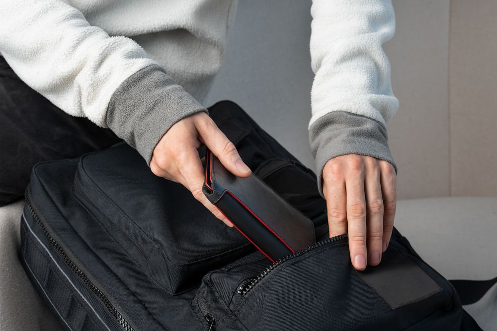 Автобумажник Arrival, черный с красным — изображение 9