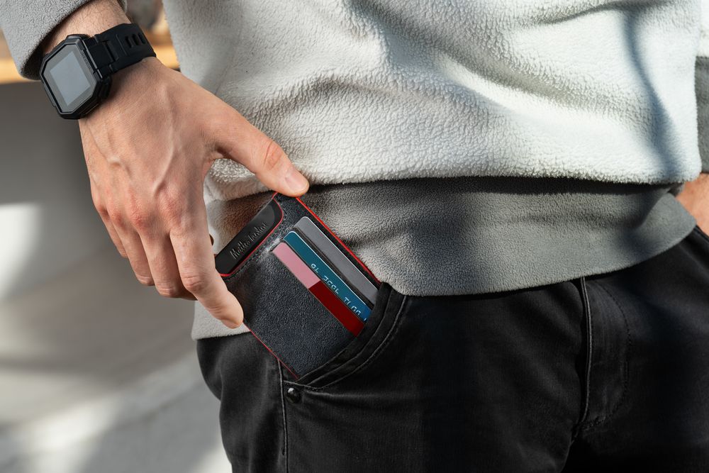 Чехол для карточек Arrival, черный с красным — изображение 9